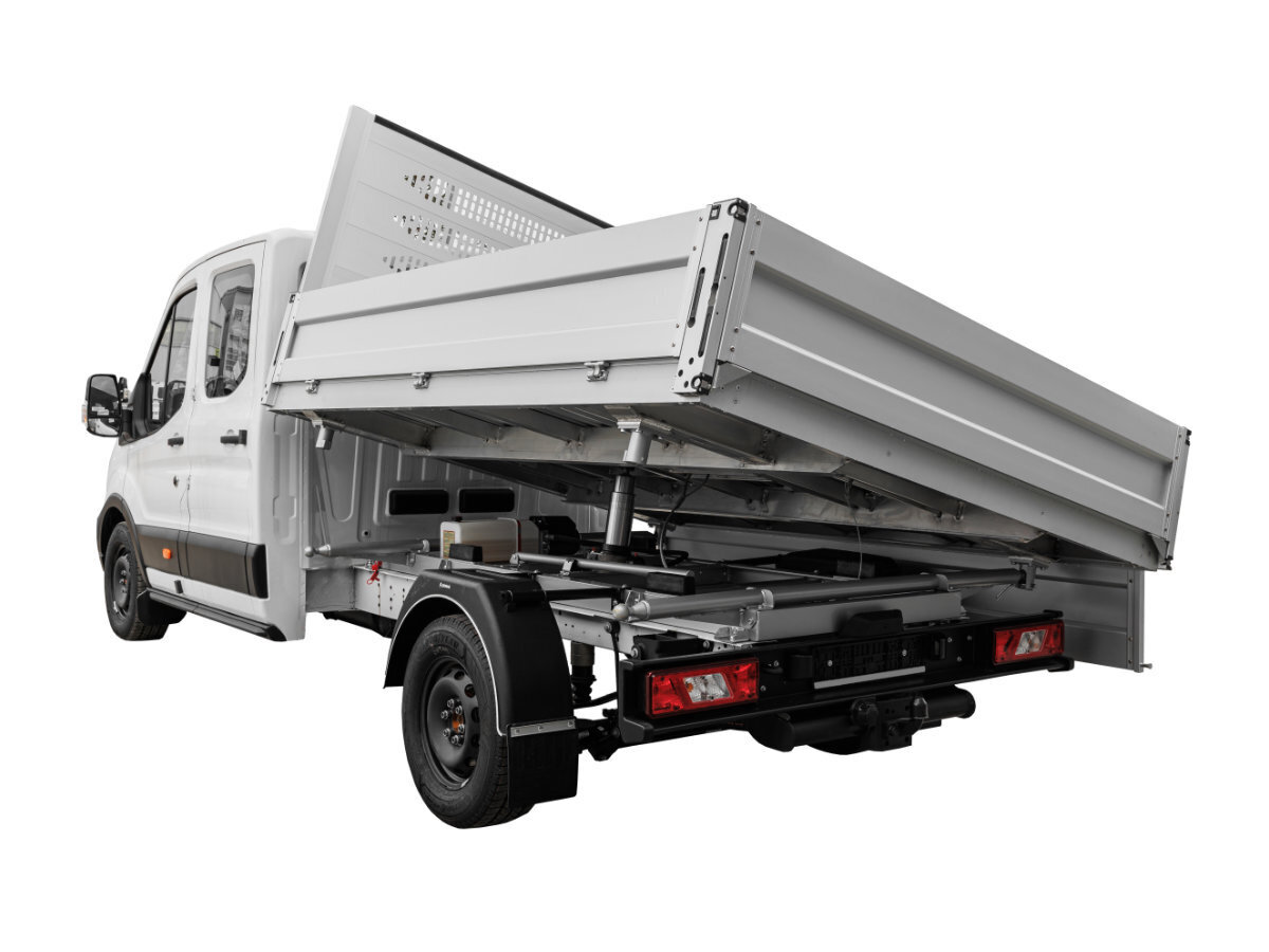 biała wywrotka z aluminiową zabudową podnoszona hydraulicznie